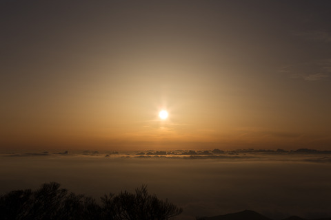 雲海を照らす太陽