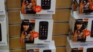 店頭に並ぶスマートフォン