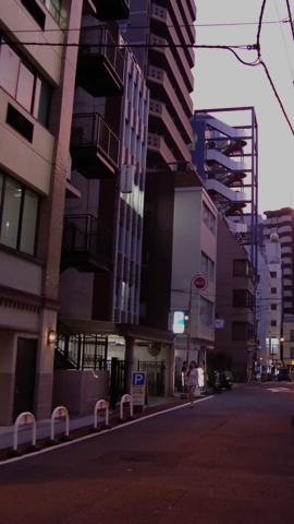 夕暮れのオフィス街
