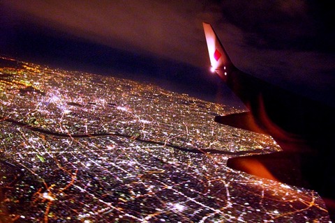 飛行機の夜景(フリー画像)