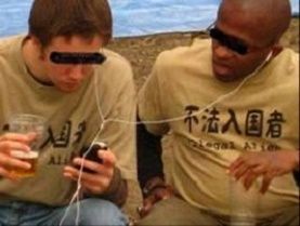 外人2人が日本国内で不法入国者Tシャツを堂々と来てて意味不明