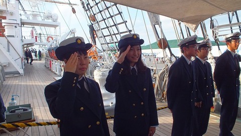 若い女性船員実習生