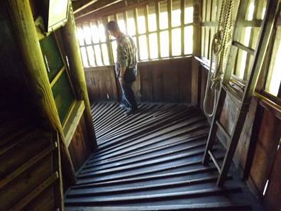 福島県 会津さざえ堂の内部の下り通路写真