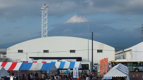富士市田子の浦港に来てた日本丸船内から富士山写真
