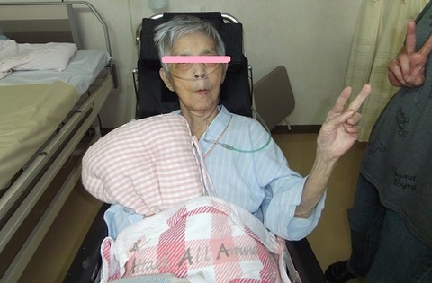7病室で母が勝利へのVサイン