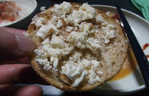 クリームチーズを麦芽イングリッシュマフィンに乗せて食べる写真 (3)