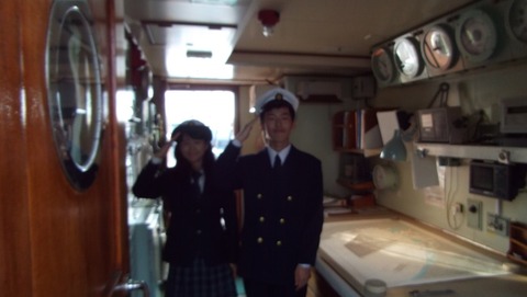 日本丸の海図室にいた船員実習生の男女が敬礼