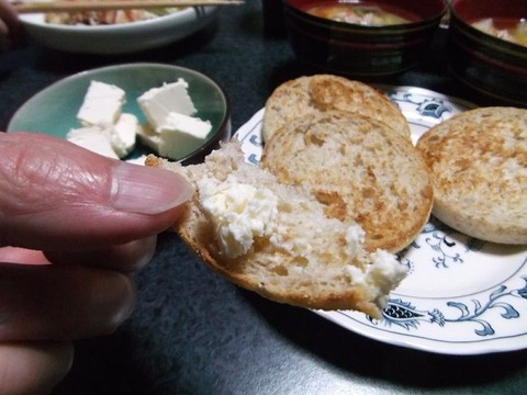 クリームチーズを麦芽イングリッシュマフィンに乗せ食べる写真 (1)