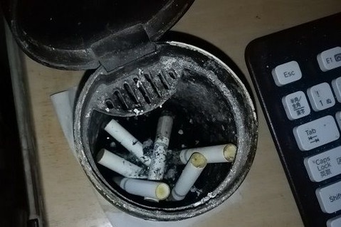 灰皿に水を入れてる写真