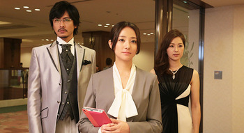 『虐待され、家