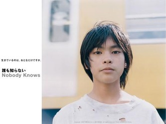 家の前に11歳の男