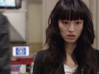 美人なのに、根暗で少し