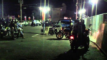 夜中、家の外から