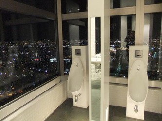 【頭おかしい!】会社の女子トイレが混雑していて、仕方なく男子トイレに入った。そのせいで、1週間の謹慎と諸々請求されることに…