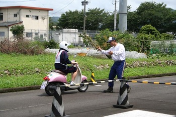 警官に高圧的な尋問