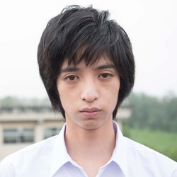 目の前で母親に捨てられ