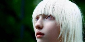 誘拐された娘は着衣が乱れ肌