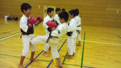 弟をイジメた主犯の股間を何