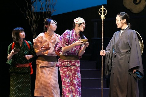写真15 村人と一実坊