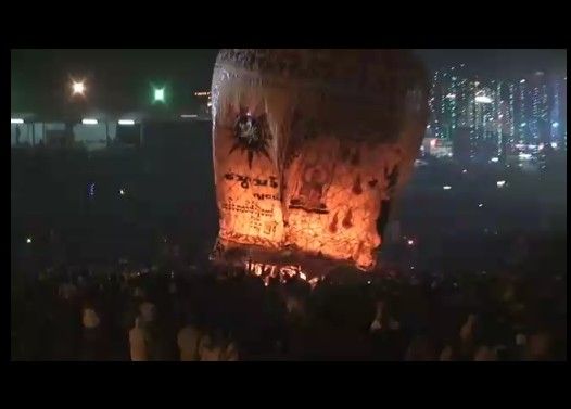 【衝撃映像】巨大な熱気球が爆発