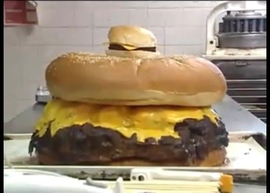 暴力的な大きさのハンバーガー