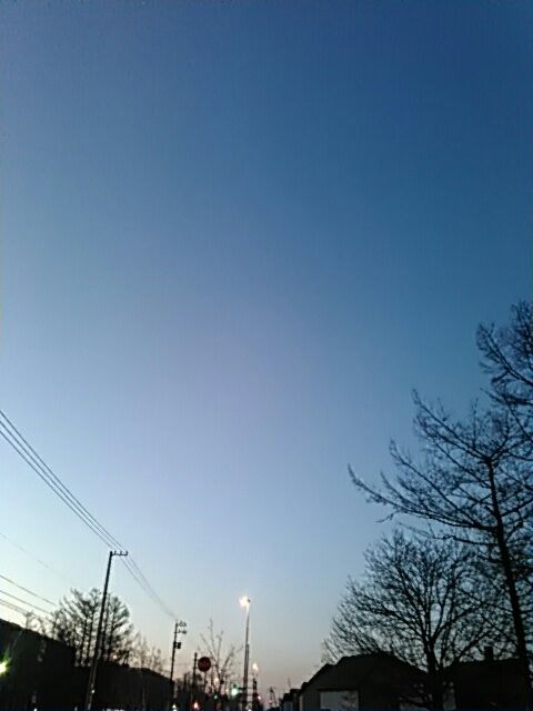 家を出る時は暗いけど、帰って ...
