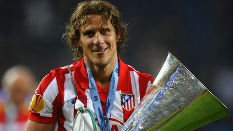Diego-Forlan-with-his-trophy