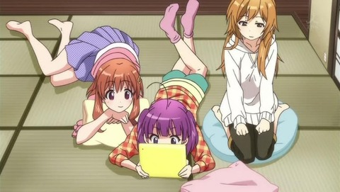 323