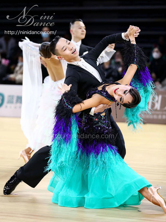 D983黒紫緑の個性的な配色が印象的な羽根付モダンドレス : 社交ダンス