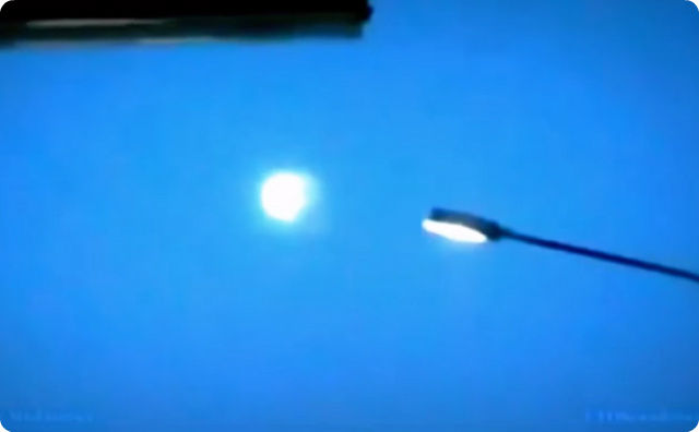 【動画】空中に光る球体が浮いてる、何だよこれ…