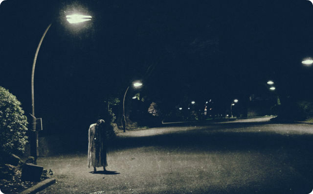 【※恐怖】深夜２時、外から赤ちゃんの泣き声がするな…→気になって外を見ると道路に女性が１人立っていて…
