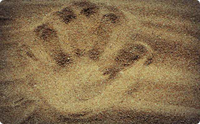 砂、手の跡