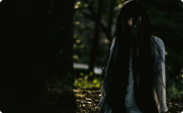 不気味な女
