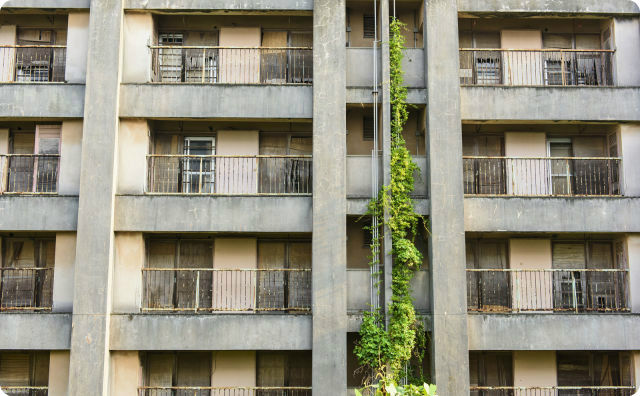 【怖い事件】マンションの上から『人が落ちてくる』ような気がする→こうなった…