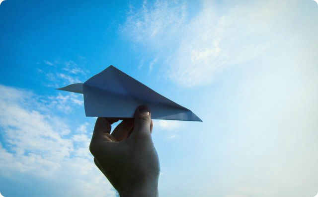 【謎の現象】目の前から忽然と消えた紙飛行機