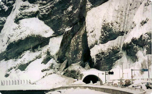 豊浜トンネル
