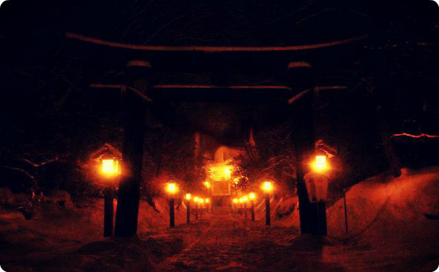 【不思議】雪の降る中 神社の参道で踊る女の子