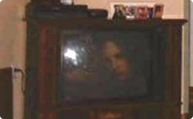 【不気味】テレビに映った奇怪な顔-1953年12月9日午前10時頃、３人の子供がテレビを見ている時だった