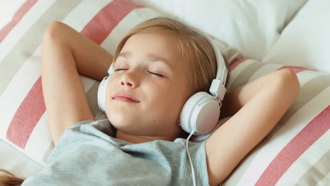 childlistenmusic-e1518972690671