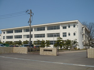 巻西中学校