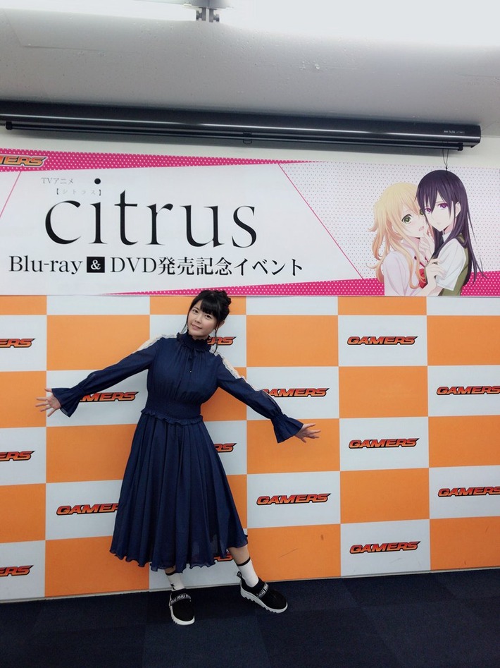 【悲報】声優の竹達彩奈さん、78900円のスニーカーを履いてしまうwwwっっっっw