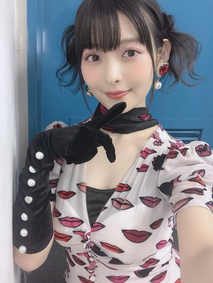 【朗報】性優の上坂すみれさん、オタクに褒められたくて胸の谷間を見せてしまうwww