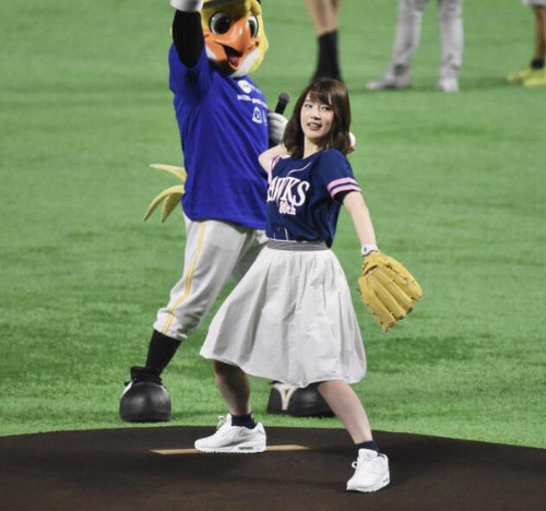【画像】声優・内田真礼さんの投球フォームwww