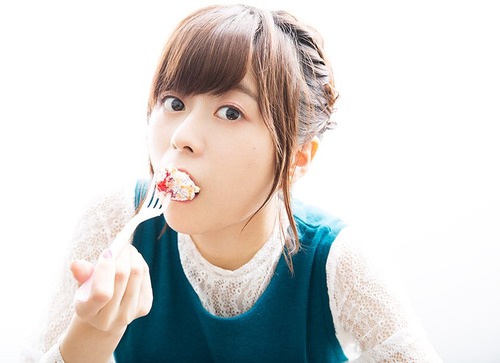 【画像】ケーキ食べてる水瀬いのりちゃん可愛すぎ!!!