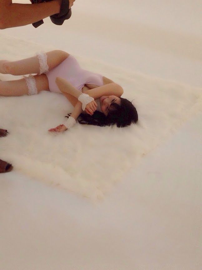 撮影で横になる矢倉楓子