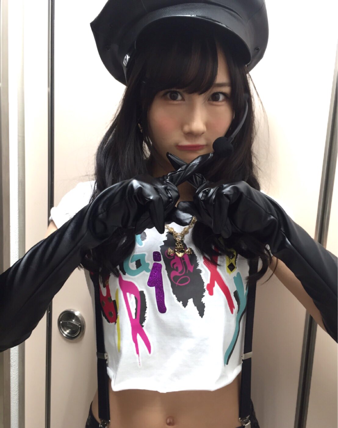 ライブ衣装でポーズを取る矢倉楓子