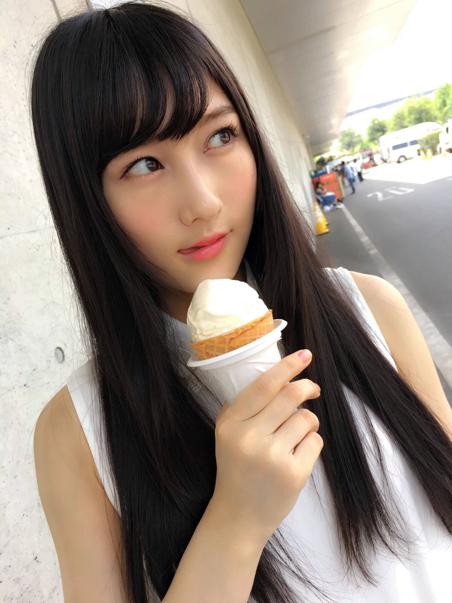 アイスクリームを持っている矢倉楓子