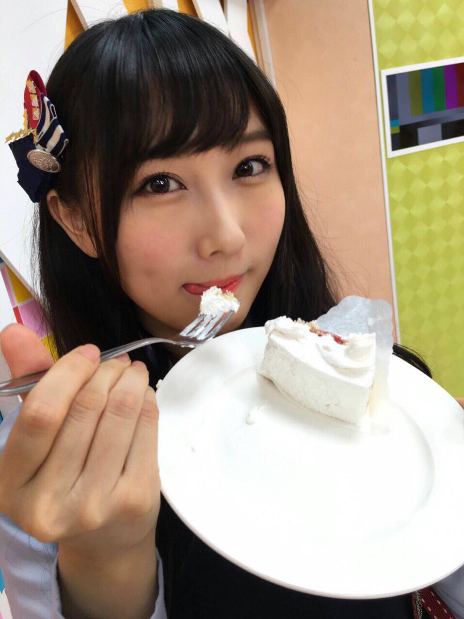 ケーキを食べている矢倉楓子