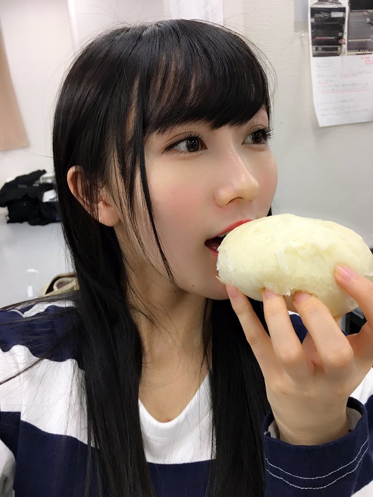 肉まんを食べている矢倉楓子