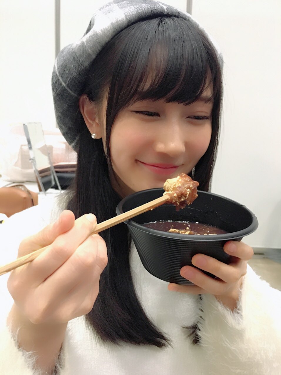 微笑んでいる矢倉楓子